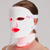 Masque Aesthifae émettant lumière rouge sur visage et cou pour un éclat potentiel.