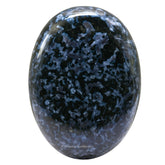 Amazing Gemstone Indigo Gabbro Palm Stone en main pour la méditation.
