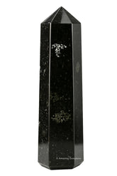 Amazing Gemstone Nuummite Tour Cristal Grand, purifie l’énergie et apaise l’ambiance.
