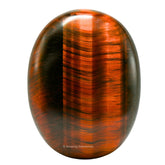 Amazing Gemstone oeil-de-tigre rouge, pierre de paume, tenue en main pour énergie centrée.