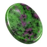 Amazing Gemstone – pierre inquiète rubis-zoisite tenue en main pour relaxation et centrage