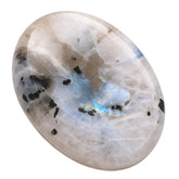 Amazing Gemstone – Gros plan sur la pierre lune arc-en-ciel, pour une méditation apaisante.