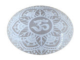 Amazing Gemstone Selenite: OM gravé, pierre paume pour méditation et centrage.