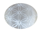 Amazing Gemstone Selenite — pierre-de-paume gravée Fleur-de-Vie, idéale pour méditation et équilibre des chakras.