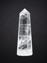 Amazing Gemstone tour quartz clair purifie l'énergie d'une pièce et rehausse l'ambiance.