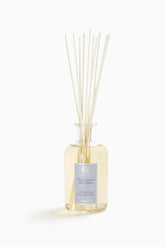 Diffuseur d'ambiance Antica Farmacista avec une bouteille lavande-lime, parfum durable pour le salon.