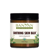 Baume apaisant Banyan Botanicals dans sa bouteille, idéal pour peau irritée.