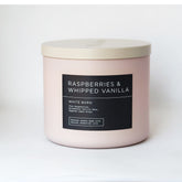 Bougie White Barn Bath and Body Works, focus framboises et vanille fouettée pour ambiance chaleureuse.