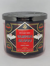 Bougie Vampire Blood Bath & Body Works, parfum riche avec diffusion homogène grâce à la triple mèche.