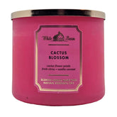 Bougie Bath & Body Works White Barn 3-Wick, flamme claire et parfum riche.