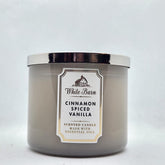 Bath & Body Works Bougie White Barn 3 Mèches Vanille Épicée Cannelle, ambiance chaleureuse.