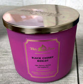 Bougie Bath & Body Works White Barn à 3 mèches, cerises merlot, ambiance chaleureuse.