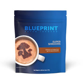 Café Blueprint Bryan Johnson Super Shroom, tasse chaude et concentration soutenue.