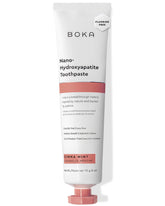 Dentifrice Boka sans fluor avec nano-hydroxyapatite, tube visible, douceur pour sensibilité.