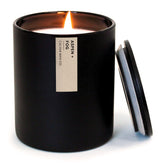 Calyan Wax Co. Aspen & Fog dans un verre noir, ambiance moderne et durable.