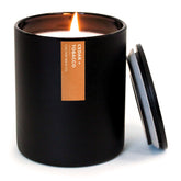 Calyan Wax Co. bougie cedre et tabac sur gobelet noir — ambiance chaleureuse et durable.