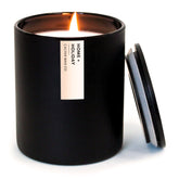 Calyan Wax Co. Bougie Home Holiday dans un verre noir pour une ambiance chaleureuse.