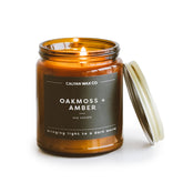 Bougie Calyan Wax Co. Oakmoss & Amber dans un pot ambré, ambiance chaleureuse