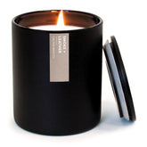 Calyan Wax Co. Bougie noire dans tumbler; senteur fumée et cuir pour une ambiance élégante.