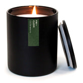 Bougie Calyan Wax Co. sapin et girofle pour ambiance chaleureuse.