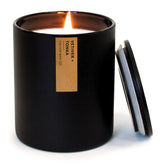 Calyan Wax Co. Bougie Vetiver et Tonka, verre noir, ambiance luxueuse.