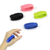 Clips migraine LI4 noir sur doigt, pression ciblée pour un confort potentiel.
