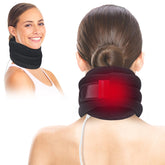 Collier cervical chauffant comfheat porté, chaleur apaisante pendant la détente.
