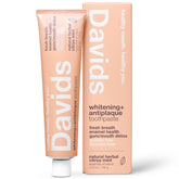 Davids dentifrice sans fluor, tube visible et emballage recyclable sur le comptoir.