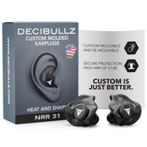 Bouchons d'oreille Decibullz en cours de moule, ajustement personnalisé et confort.
