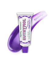 Le dentifrice Euthymol avec teinte violette illumine les dents jaunes.