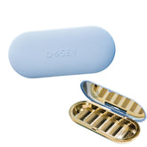 Dosey Compact en voyage avec sept compartiments pour pilules.