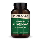 Dr. Mercola Chlorelle fermentée avec chlorophylle — flacon et comprimés, soutien potentiel au mode de vie sain.