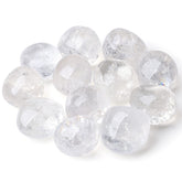 DUQGUHO quartz clair : galet brut dans vase décoratif et élégant.