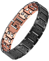 Feraco bracelet croix cuivre noir sur le poignet, allure sophistiquée et moderne