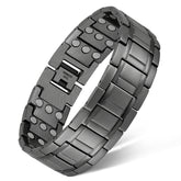 Feraco bracelet magnétique trois rangs gris sur poignet, élégant et discret.