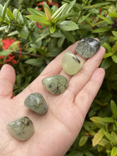 GAF TREASURES Prehnite Rutile – pierre polie révélant sa teinte verte lumineuse et rutile argenté