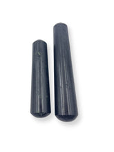 GEMSCITE bâton tourmaline noire 4 pouces en main, utilisation méditation et ancrage.