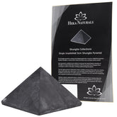 Pyramide Shungite brute de Heka Naturals, décor élégant pour le bureau et ambiance purifiée possible.