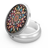 Boîte à pilules Hion 3 compartiments avec motif mandala coloré, idéale en voyage.