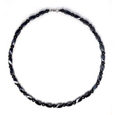 Collier Hion magnétique avec obsidienne noire et hématite, porté au quotidien pour l'ancrage.