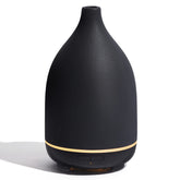 Diffuseur InnoGear en céramique noir 150 ml, ambiance apaisante dans le salon.