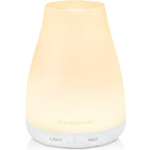 InnoGear diffuseur ultrasonique blanc sur table de chevet créant une ambiance apaisante.