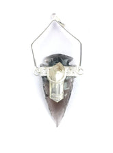 Jet International pendentif fleche obsidienne noire argentee, protection quotidienne et style.