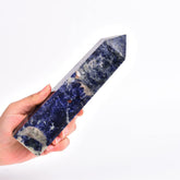 Pointe obélisque sodalite bleue de JIC Gem, idéale pour méditation et concentration.