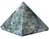 Pyramide JIC Gem en agate mousse sur bureau pour concentration et ambiance calme.