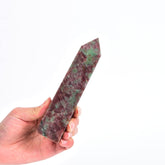 JIC Gem quartz fraise rouge et vert obelisque : équilibre émotionnel favorisé lors de la méditation.