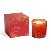 Bougie Lafco New York Absinthe Plum dans un verre soufflé, combustion longue et parfum enveloppant.