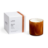 Bougie LAFCO New York Benzoin Siam dans un vase en verre soufflé, ambiance chaleureuse.