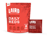 Laird Antioxident Daily Reds poudre dans son emballage, pratique pour transporter l'apport quotidien en fruits et légumes.