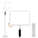 Lampe LASTAR thérapeutique dans le salon offrant un confort visuel grâce à une lumière riche.